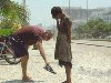 хорошие поступки людей. Фотография человека, дающего свою обувь бездомной в ...