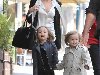 Анджелина Джоли с детьми на прогулке | zirki.info