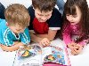 Дети читают книгу Для детей в возрасте от шести до десяти.