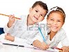 Счастливые дети улыбаются и окраски книга - изолированные над белым Фото со ...