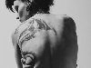 Черно белое фото Руни Мара с татуировкой дракона на спине
