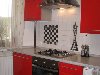 Черно-бело-красные шахматы. Фотографии маленькой кухни и небольшого сан.узла