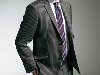 Фото Мужчина в сером костюме в полоску и фиолетовом галстуке