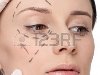 Косметолог коснуться и сделать коррекцию линий на лицо женщины.