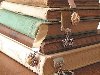 Фото Стопка книг с красивыми закладками