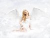 Девушка-ангел с распахнутыми крыльями