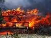 Пожарный пытается потушить горящий дом в Эстес-Парк, штат Колорадо, ...