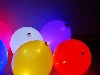 Используя светодиодные воздушные шарики при украшении ресторана или ...