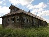 Русский дом на севере Архангельской области. Типичная трехскатная крыша со ...