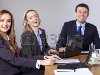 Три деловых людей, сидя за столом переговоров, а смех Фото со стока - ...