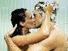 парень и девушка целуются в душе
