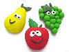 Лепим веселые овощи и фрукты-магнитики: яблоко, баклажан и многое другое.