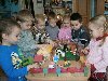 Воспитатель дает детям набор игрушек «Ферма» и предлагает поиграть.