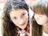 Портрет красивых молодых девушек на детской площадке - Стоковое изображение