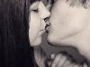 парень и девушка целуются