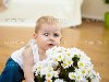 Маленький мальчик с цветами - Стоковое изображение