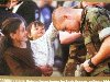 Албанские дети приветствуют американского солдата