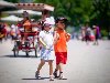 Пекин, Китай: мальчик и девочка держатся за руки, прогуливаясь по парку в ...