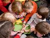 Коммуникативные игры для тренинга общения дошкольников: Дети держатся за ...