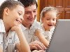 Отец с детьми, играть в компьютер Фото со стока -