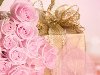 Букет розовых роз и подарок