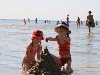 Дети строят замки из песка; Фото: Юрмальский ТИЦ