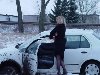 Девушка застряла на автомобиле зимой теги: приколы, девушки, блондинка, ...