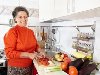 Кавказский старший женщина на кухне с овощами, готовят еду Фото со стока - ...