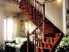 Деревянная поворотная лестница в доме